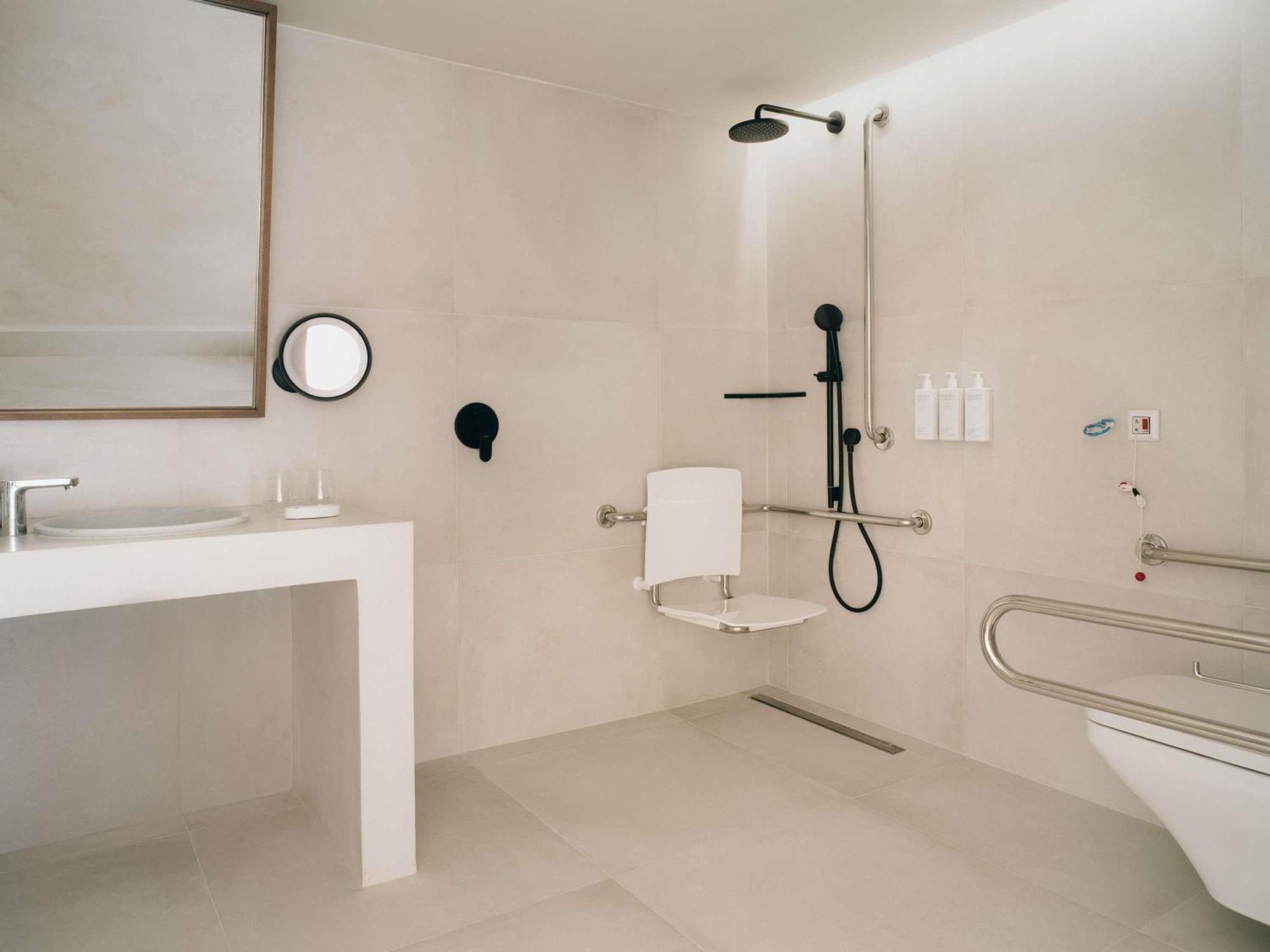 Deluxe King Room Mobility Accessible